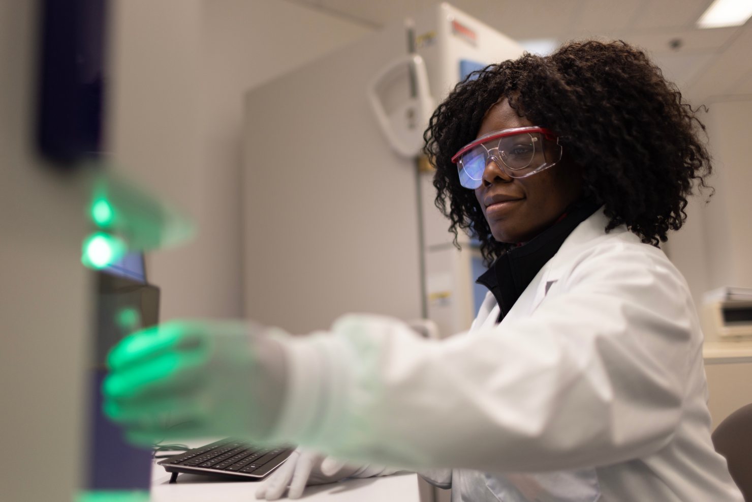 CellCarta scientist working with flow cytometry instruments in lab