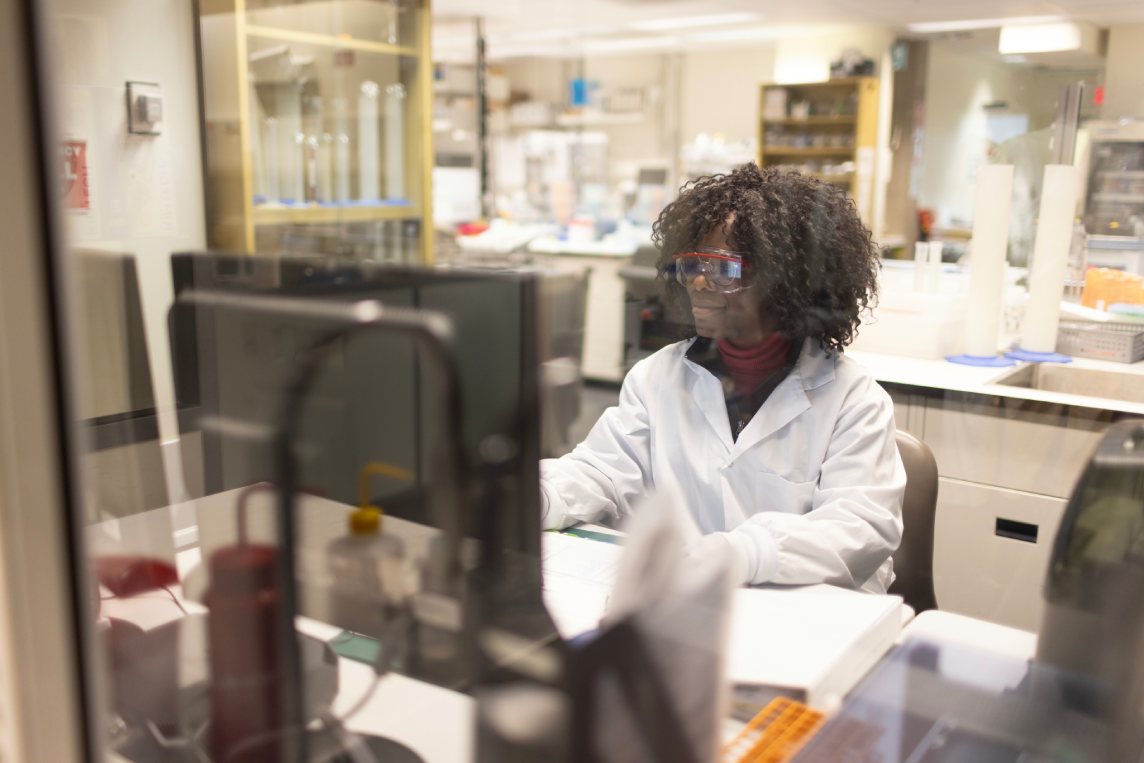 CellCarta bioinformatics scientist using CellEngine software for flow cytometry analysis