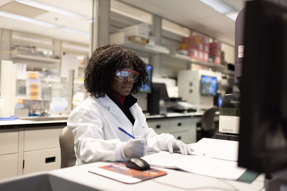 CellCarta scientist monitoring cell proliferation by flow cytometry