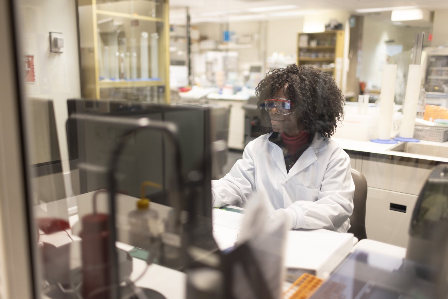 CellCarta scientist at flow cytometry workstation