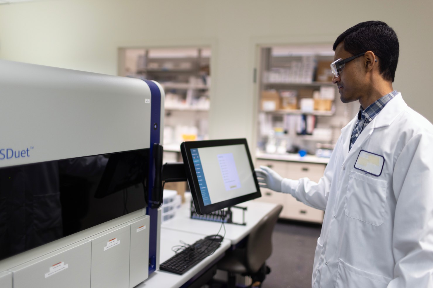 CellCarta scientist at flow cytometry workstation