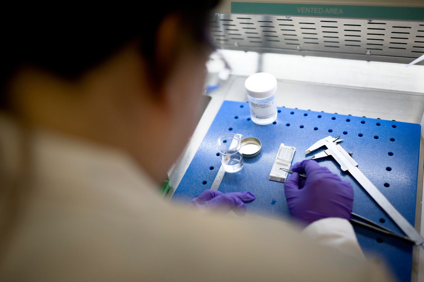 CellCarta scientist analyzing spatial biology tissue samples