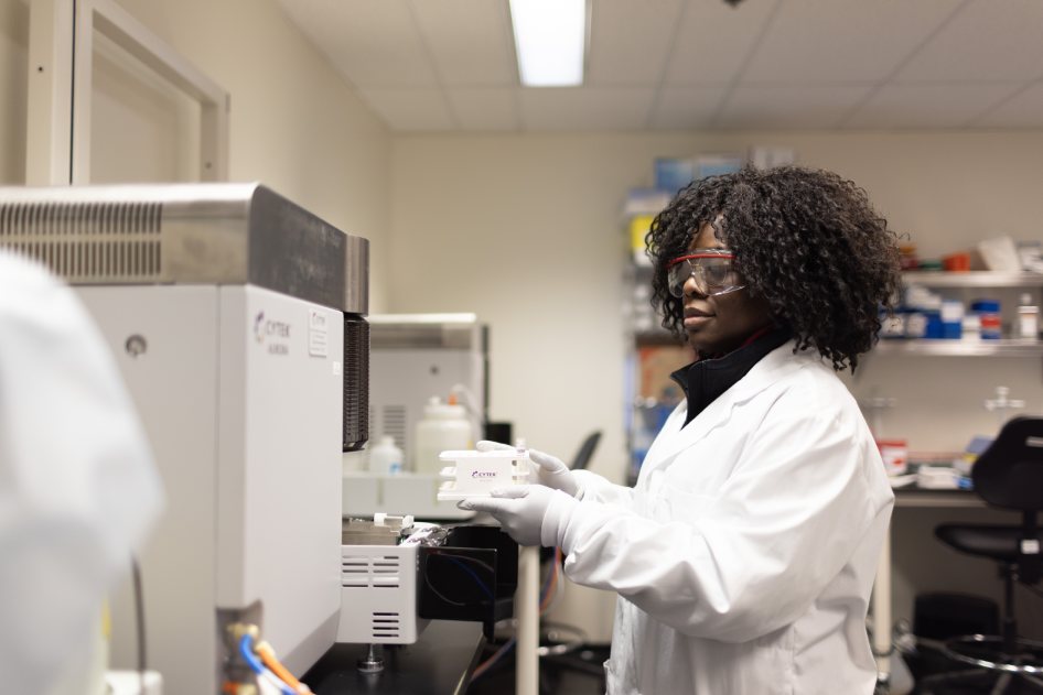 CellCarta scientist performing intracellular cytokine staining assay