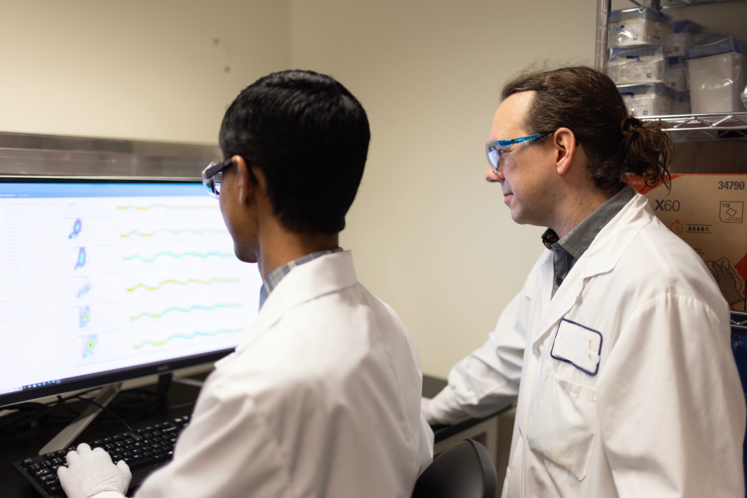 CellCarta scientists reviewing CyTOF mass cytometry regulatory data delivery