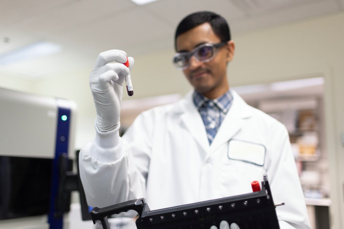 CellCarta scientist applying regulatory-compliant quality control in accredited laboratory