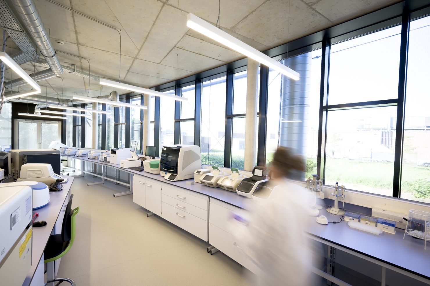 CellCarta genomics scientists collaborating in a harmonized global sequencing laboratory