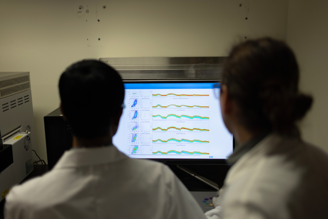 CellEngine software dashboard showing flow cytometry data analysis with autogating