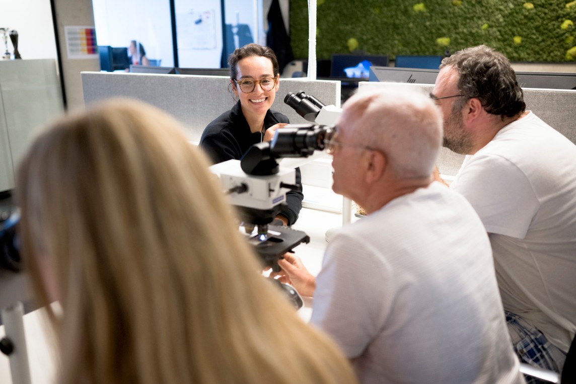 CellCarta pathologist reviewing tissue slides