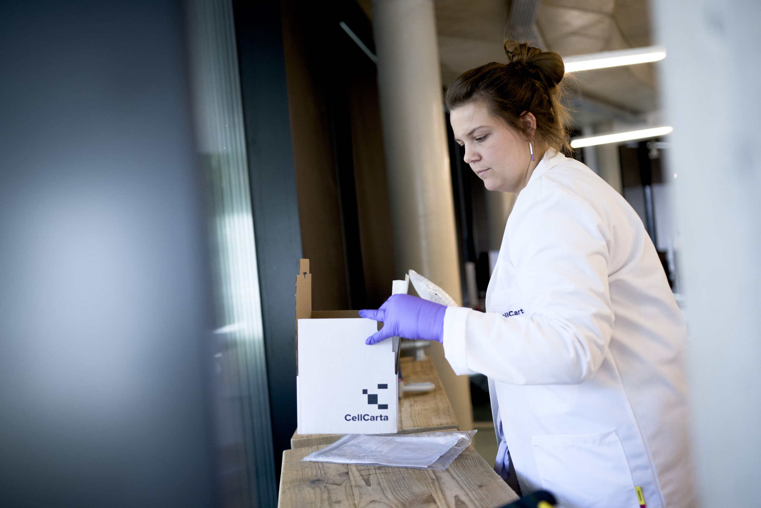CellCarta flow cytometry specialist working in accredited laboratory