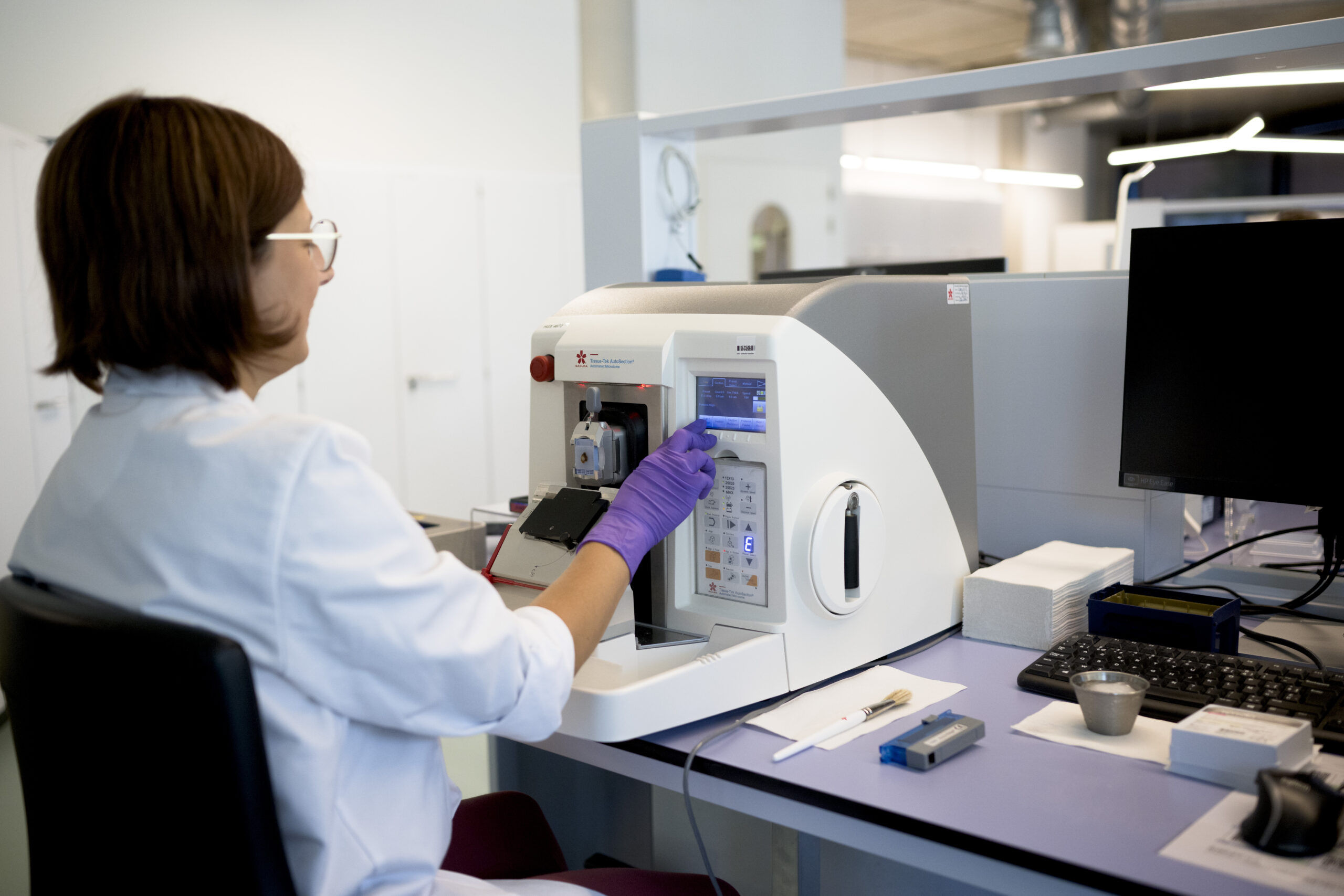 Scientist performing immunofluorescence and IHC tissue staining for antigen abundance and localization analysis