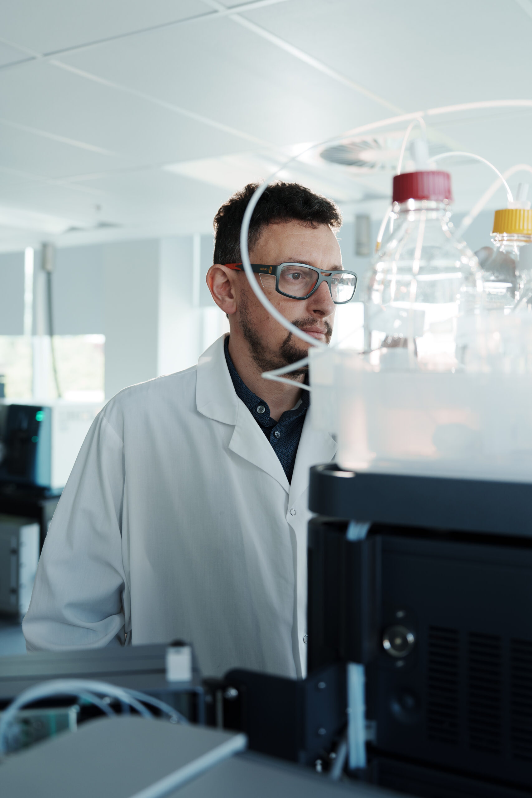 CellCarta researcher using LC-MS/MS for unbiased discovery proteomics to identify novel biomarkers in clinical samples