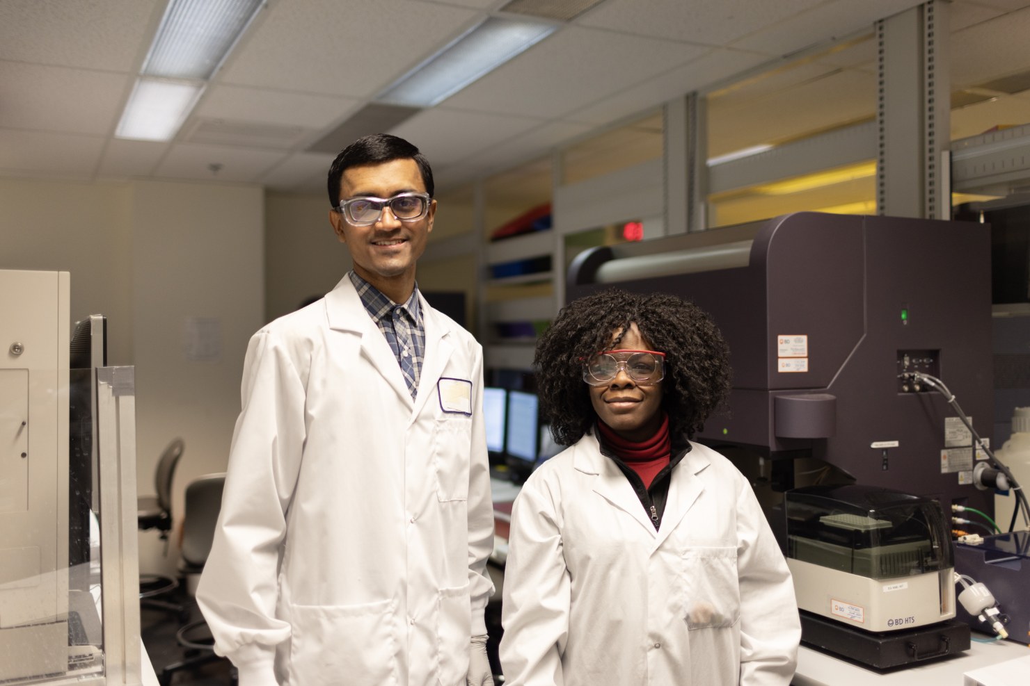 CellCarta scientist discussing discovery proteomics study design with client