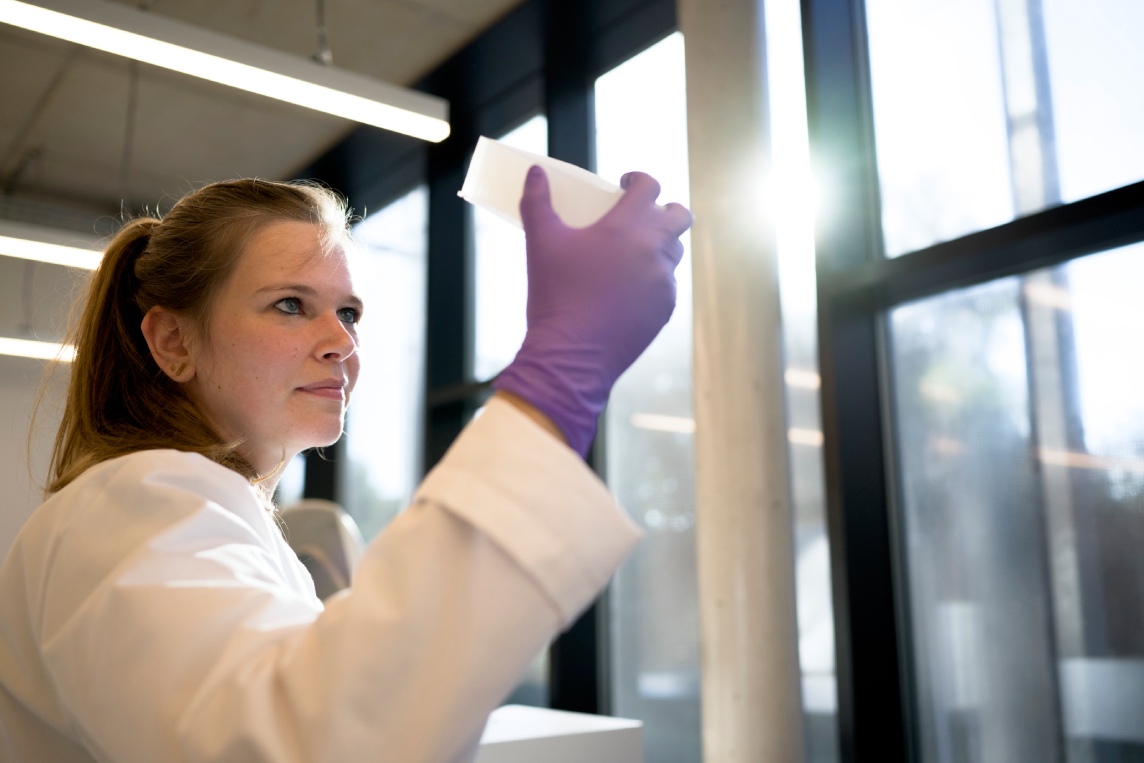 Scientist using Olink Reveal for broad protein discovery across biological system