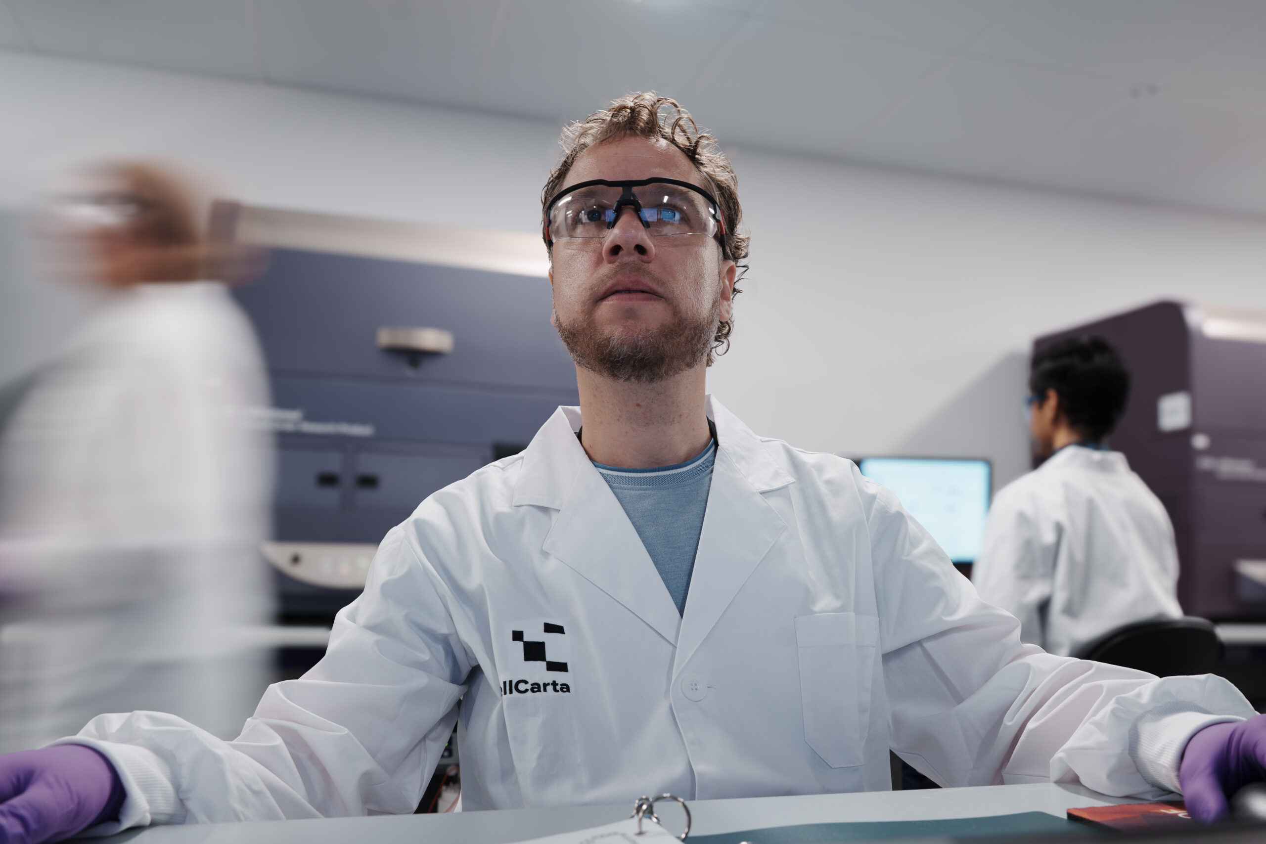 CellCarta scientist at flow cytometry instrument